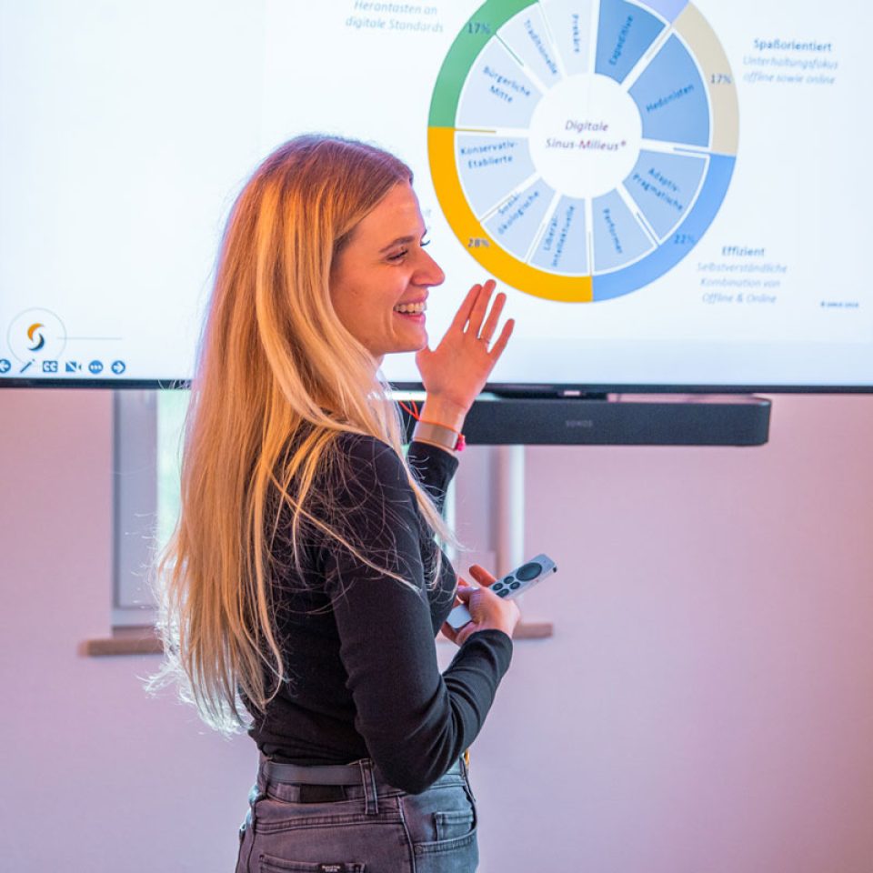 Sophia Scheitzeneder bei einer Schulung