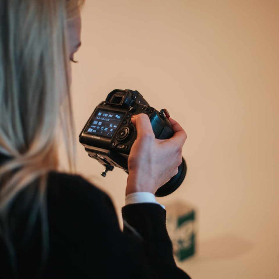 Julia von den Shytsees mit der Kamera